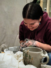 Load image into Gallery viewer, Wheel throwing class 8 WEEKS // Cours de tournage 8 SEMAINES